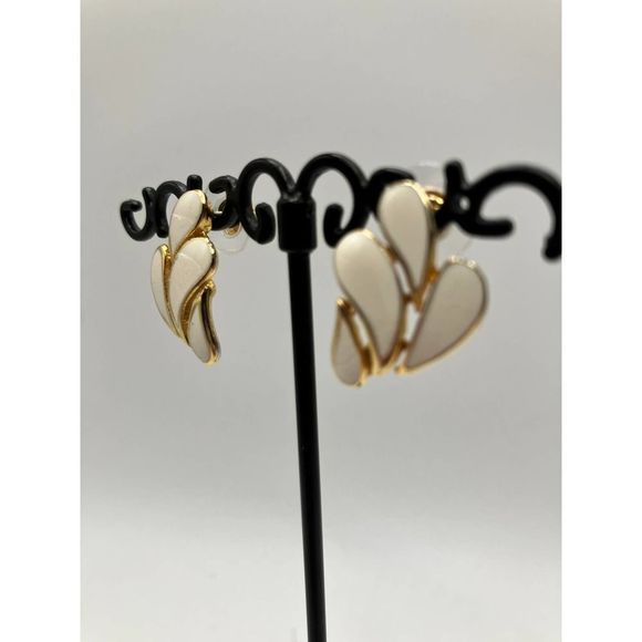 Vintage FM 1980s Gold-Tone White Enamel Leaf 7/8 Inch Earrings! - Picture 6 of 9